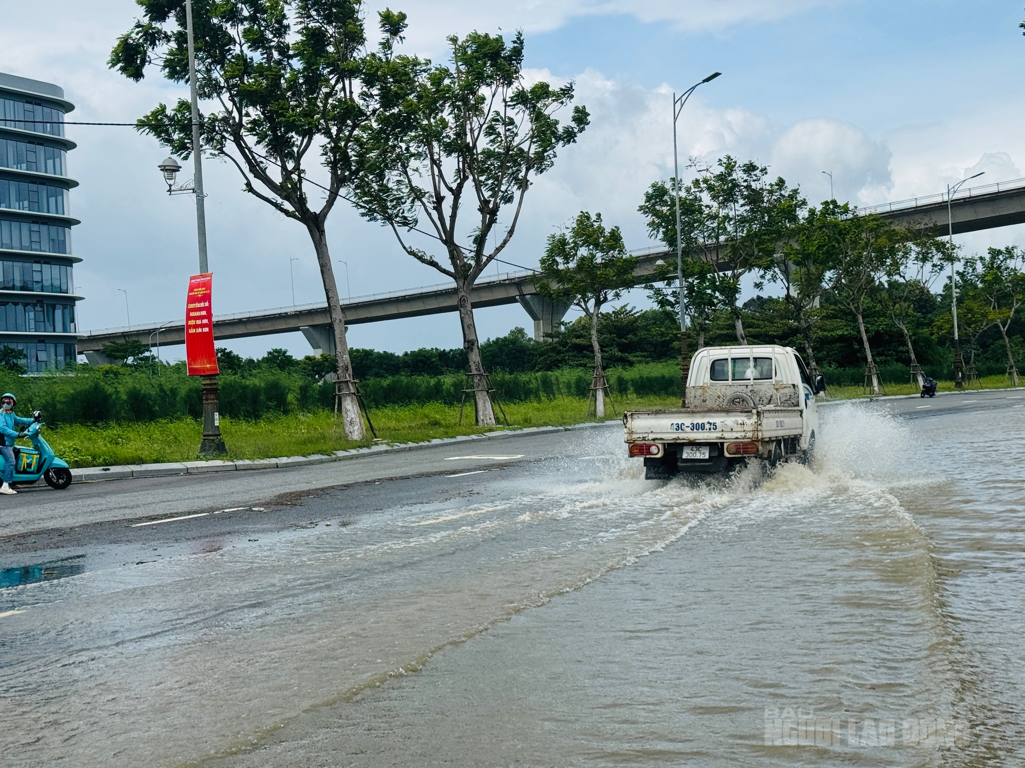 Hình ảnh sóng lớn tràn bờ sông Hàn - Đà Nẵng, xé toạc vỉa hè- Ảnh 8. Hình ảnh sóng lớn tràn bờ sông Hàn - Đà Nẵng, xé toạc vỉa hè- Ảnh 8.