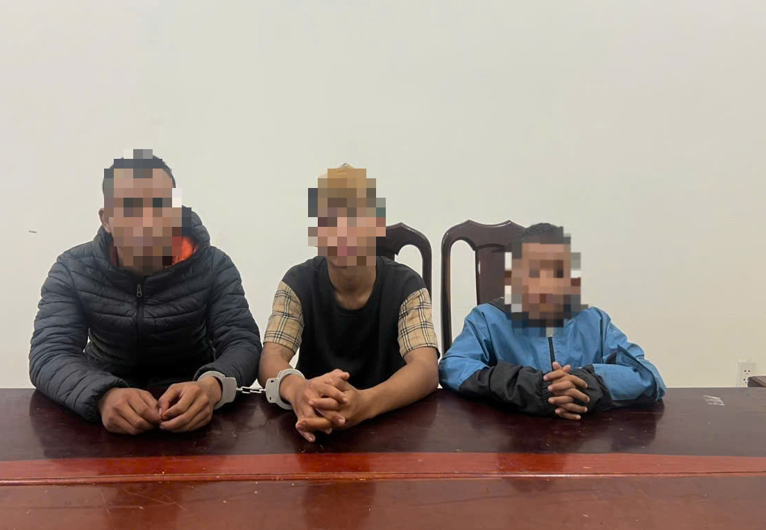 3 thiếu niên dùng dao khống chế chủ nhà, cướp xe máy sau cuộc nhậu- Ảnh 1.