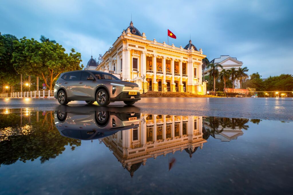 Xanh SM của tỷ phú Phạm Nhật Vượng chính thức vận hành taxi điện 7 chỗ, màu nhận diện khác hoàn toàn- Ảnh 1.