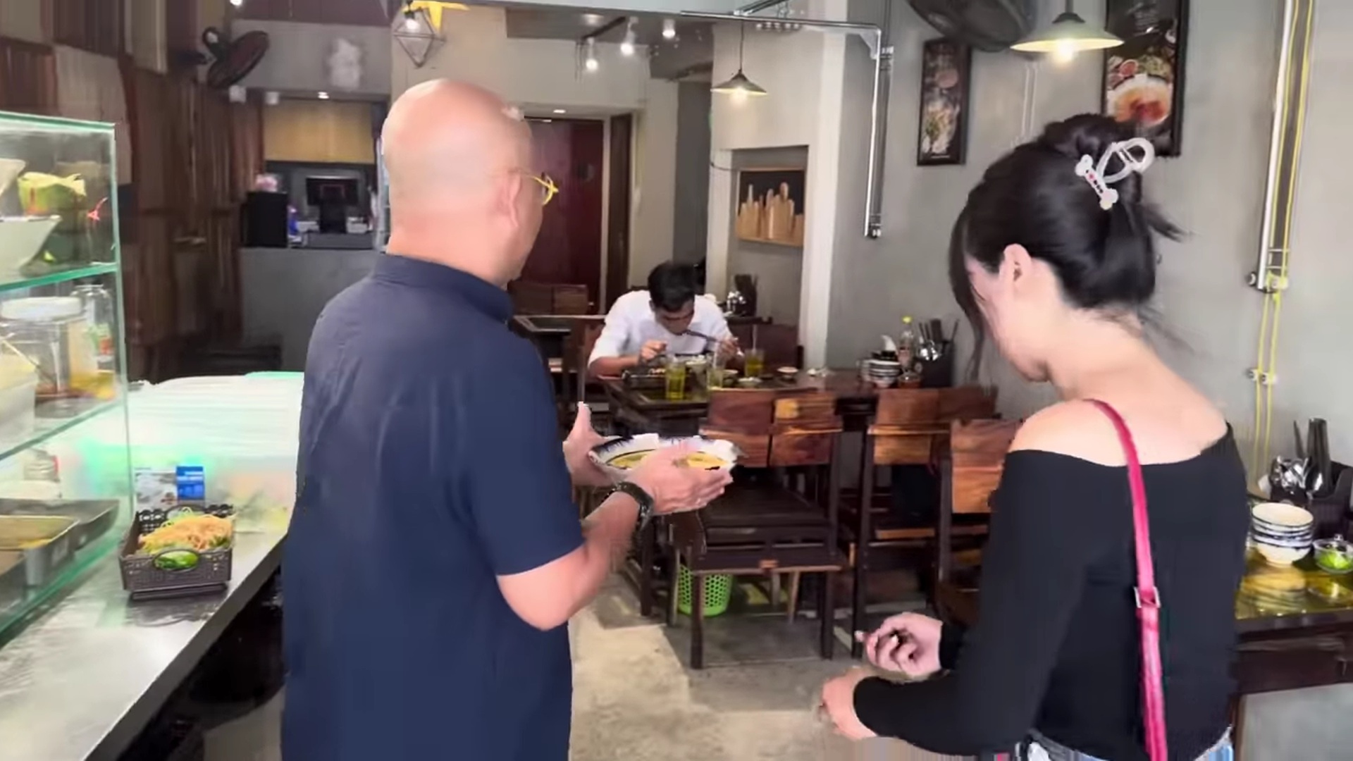 Trùm Điền Quân Color Man gặp lại nhân viên sau phá sản, phải tự bưng bê- Ảnh 3. Trùm Điền Quân Color Man gặp lại nhân viên sau phá sản, phải tự bưng bê- Ảnh 3.