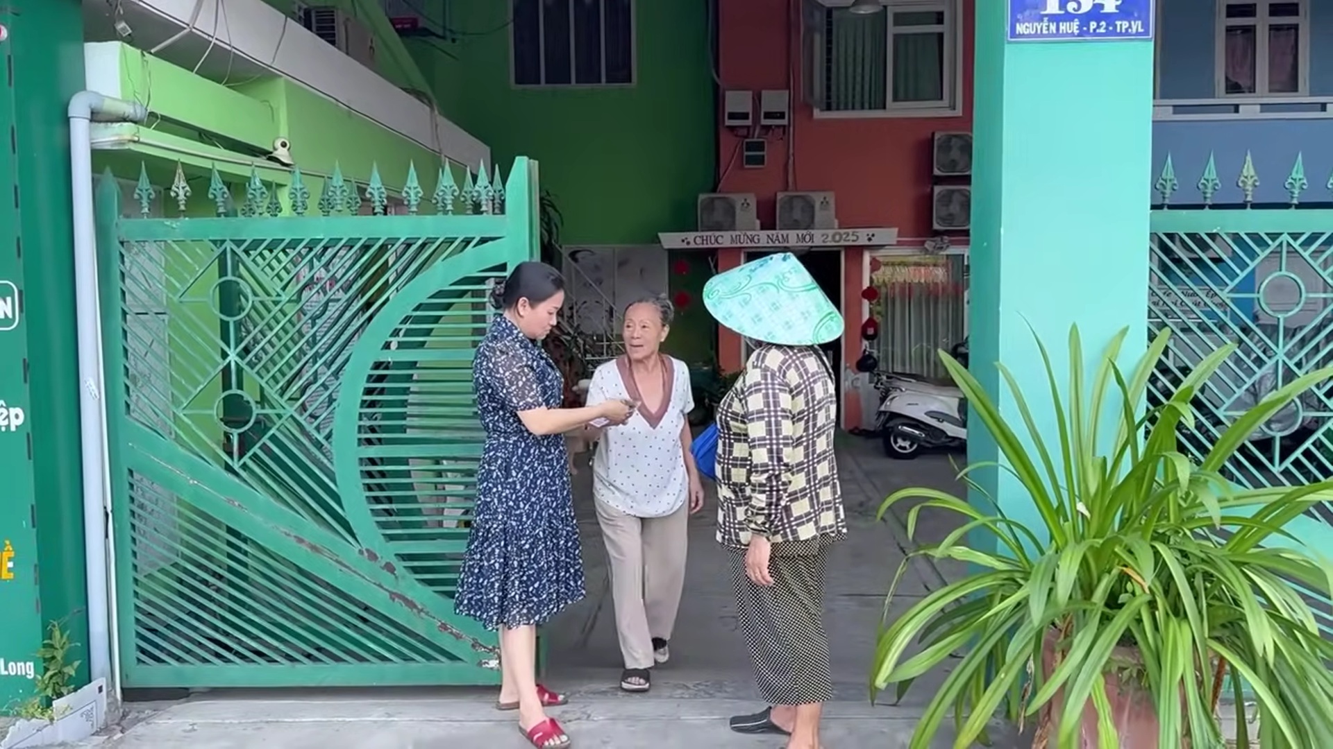 Nữ NSƯT 48 tuổi cho thuê nhà 350m2 mặt tiền đường Nguyễn Huệ- Ảnh 2. Nữ NSƯT 48 tuổi cho thuê nhà 350m2 mặt tiền đường Nguyễn Huệ- Ảnh 2.