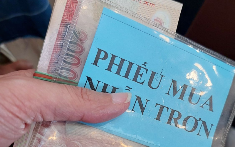 Bức ảnh xếp hàng 3 tiếng mua vàng cho con dâu tương lai- Ảnh 1. Bức ảnh xếp hàng 3 tiếng mua vàng cho con dâu tương lai- Ảnh 1.