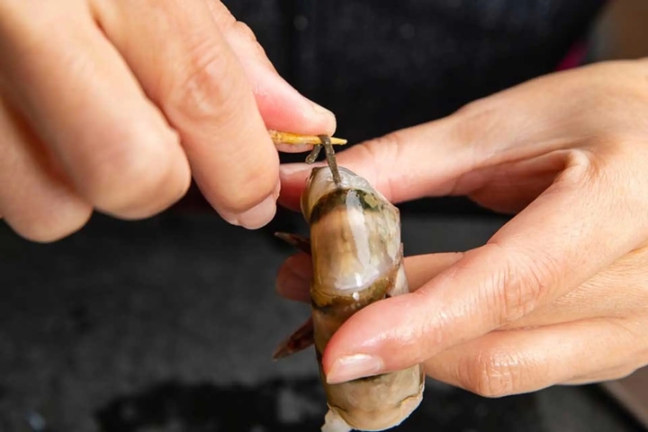 Điều gì xảy ra với cơ thể nếu ăn đường chỉ đen trên lưng tôm?- Ảnh 1.