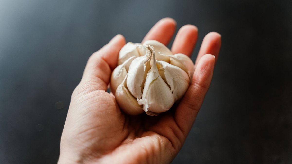 Ăn tỏi sống mỗi ngày để “chống ung thư”, 6 tháng sau, người đàn ông đi khám, nhận kết quả bất ngờ- Ảnh 1.
