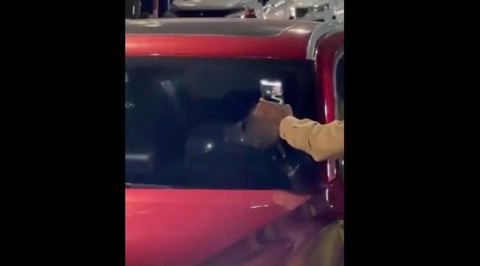 Một nữ ca sĩ vi phạm giao thông, chống đối không mở cửa xe và thản nhiên hít bóng cười- Ảnh 1.