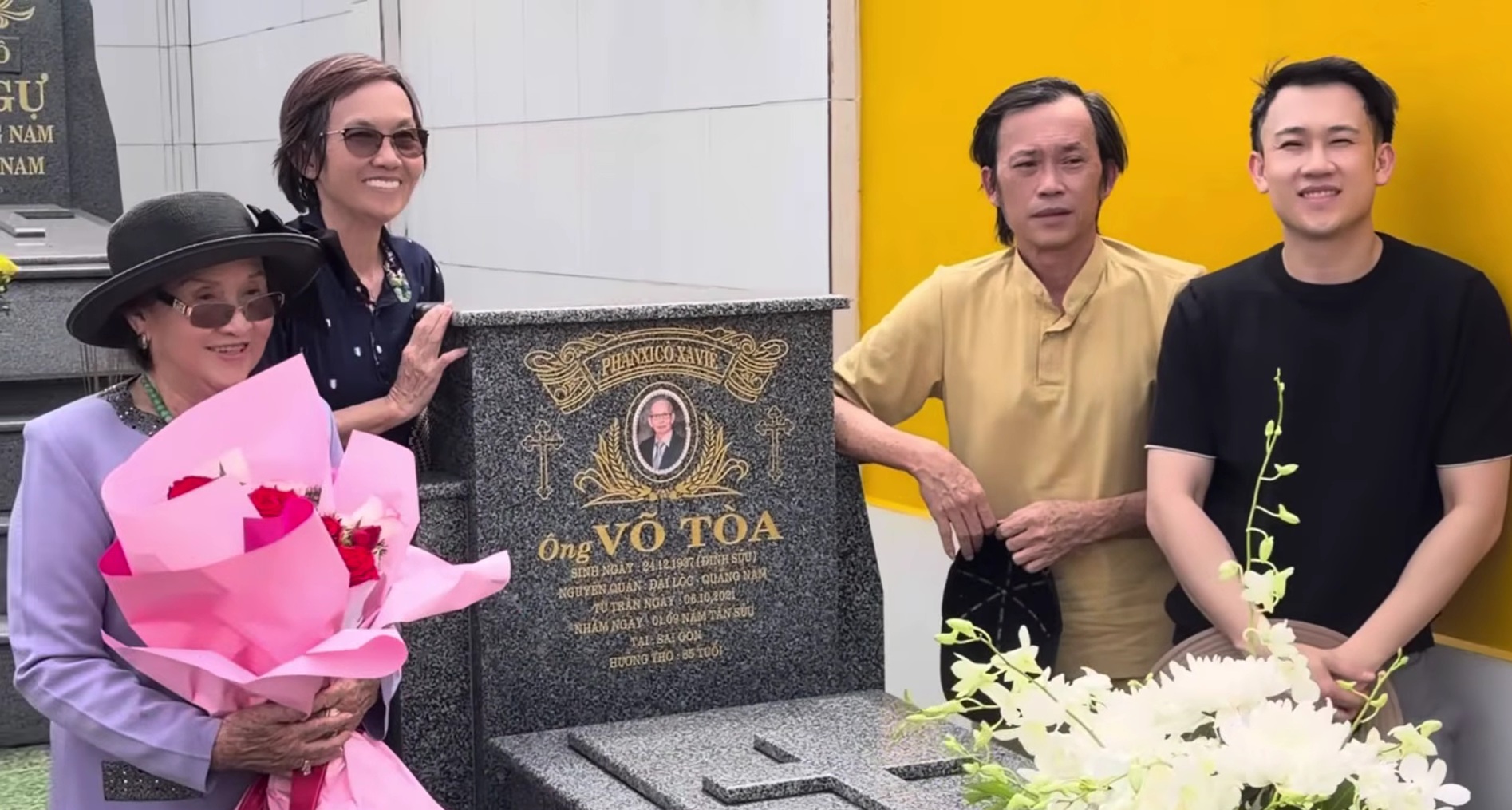NSƯT Hoài Linh về quê thăm mộ, nói một điều sau nhiều năm- Ảnh 1. NSƯT Hoài Linh về quê thăm mộ, nói một điều sau nhiều năm- Ảnh 1.