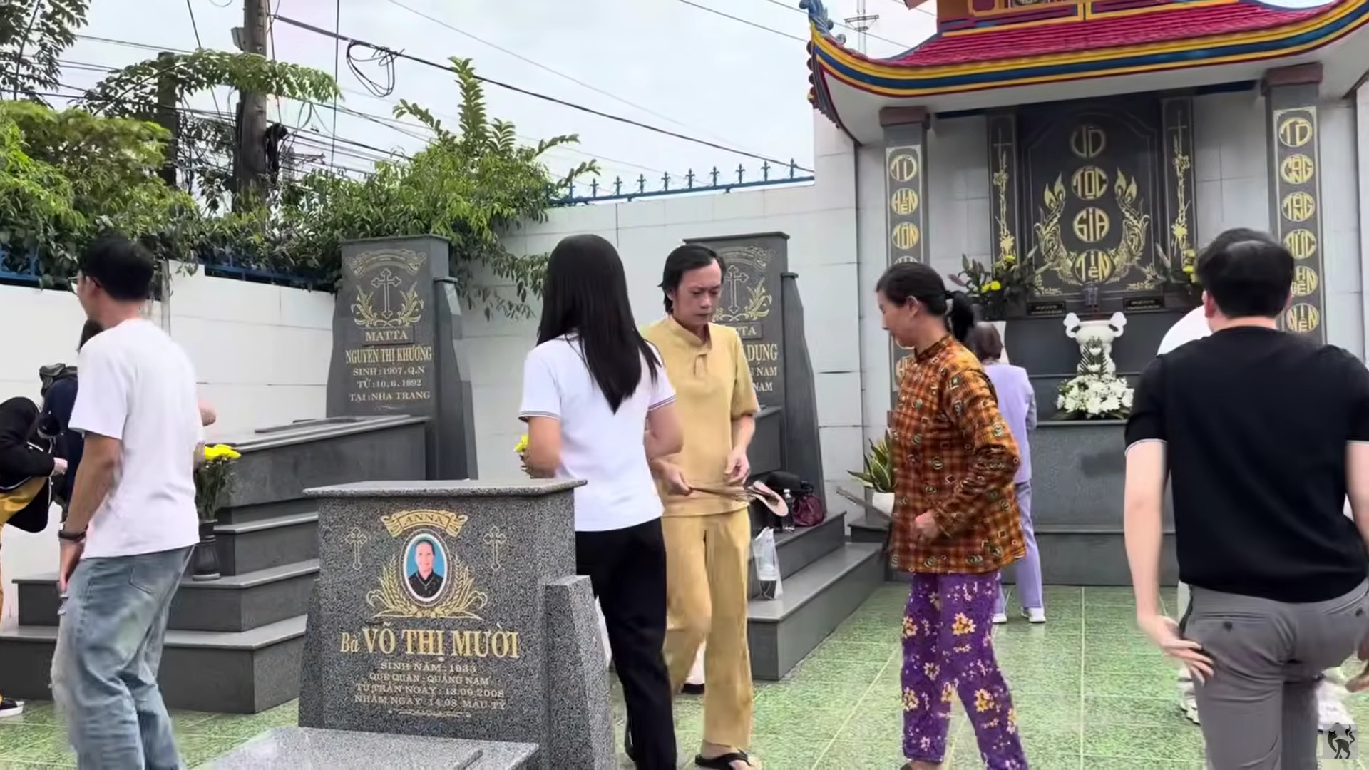 NSƯT Hoài Linh về quê thăm mộ, nói một điều sau nhiều năm- Ảnh 2. NSƯT Hoài Linh về quê thăm mộ, nói một điều sau nhiều năm- Ảnh 2.
