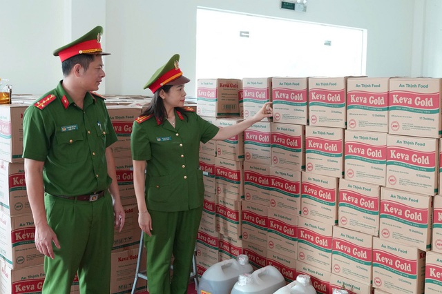 Cận cảnh xưởng sản xuất dầu ăn giả ở Nghệ An: Đã bán 2,7 triệu lít khắp các tỉnh, thu lợi 75 tỷ đồng - Ảnh 4. Cận cảnh xưởng sản xuất dầu ăn giả ở Nghệ An: Đã bán 2,7 triệu lít khắp các tỉnh, thu lợi 75 tỷ đồng - Ảnh 4.