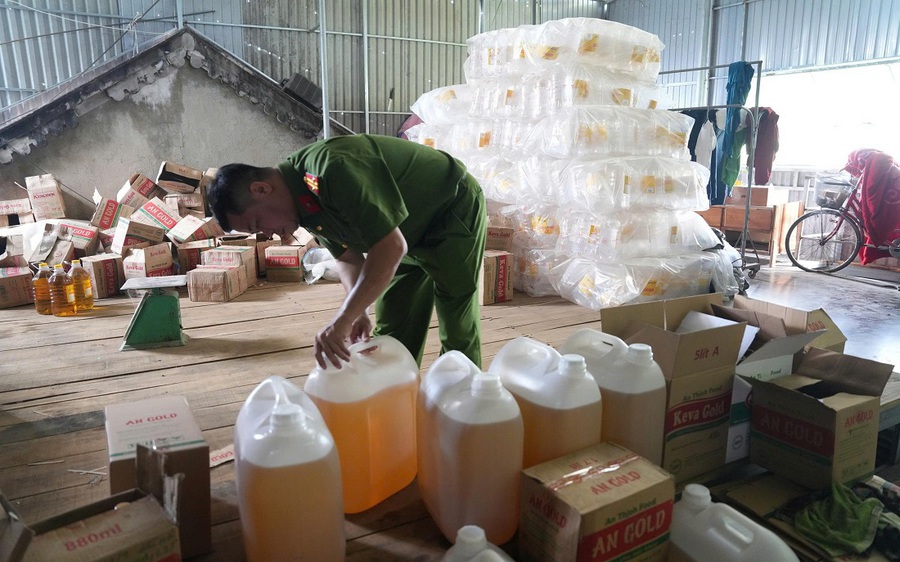 Cận cảnh xưởng sản xuất dầu ăn giả ở Nghệ An: Đã bán 2,7 triệu lít khắp các tỉnh, thu lợi 75 tỷ đồng - Ảnh 1. Cận cảnh xưởng sản xuất dầu ăn giả ở Nghệ An: Đã bán 2,7 triệu lít khắp các tỉnh, thu lợi 75 tỷ đồng - Ảnh 1.