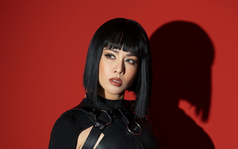 Nhật Kim Anh tái xuất trong MV mới, ngoại hình khác lạ ở tuổi 40- Ảnh 1. Nhật Kim Anh tái xuất trong MV mới, ngoại hình khác lạ ở tuổi 40- Ảnh 1.
