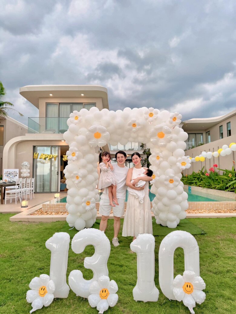 Nữ ca sĩ lấy chồng Chủ tịch, dùng 2 máy bay chở 500 khách dự đám cưới, sinh con liền sắm siêu biệt thự- Ảnh 3.