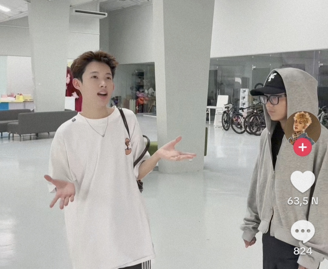 "Chiến thần" Phạm Thoại lên sóng thừa nhận thất bại và rao bán xưởng livestream 1.000 m2- Ảnh 1. "Chiến thần" Phạm Thoại lên sóng thừa nhận thất bại và rao bán xưởng livestream 1.000 m2- Ảnh 1.