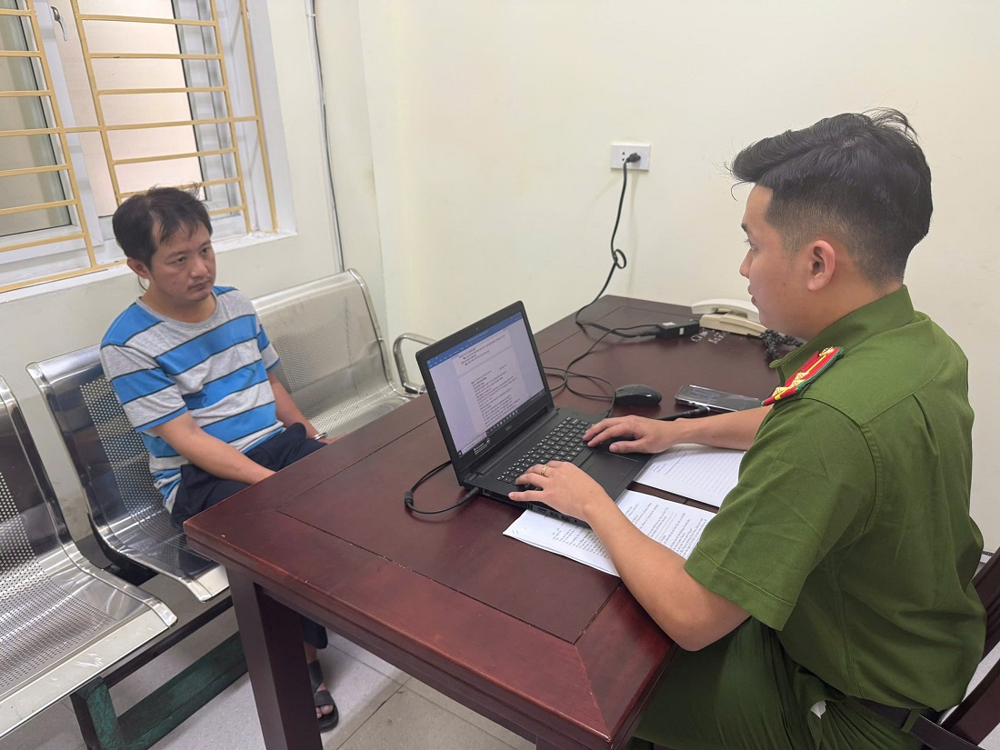 VIDEO: Thiếu t&aacute; CSGT bị &ocirc; t&ocirc; t&ocirc;ng, b&aacute;m nắp ca-p&ocirc;- Ảnh 1.