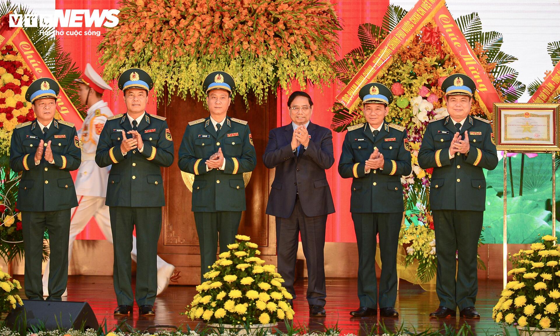 Quân chủng Phòng không - Không quân nhận danh hiệu Anh hùng Lực lượng vũ trang Nhân dân- Ảnh 11. Quân chủng Phòng không - Không quân nhận danh hiệu Anh hùng Lực lượng vũ trang Nhân dân- Ảnh 11.