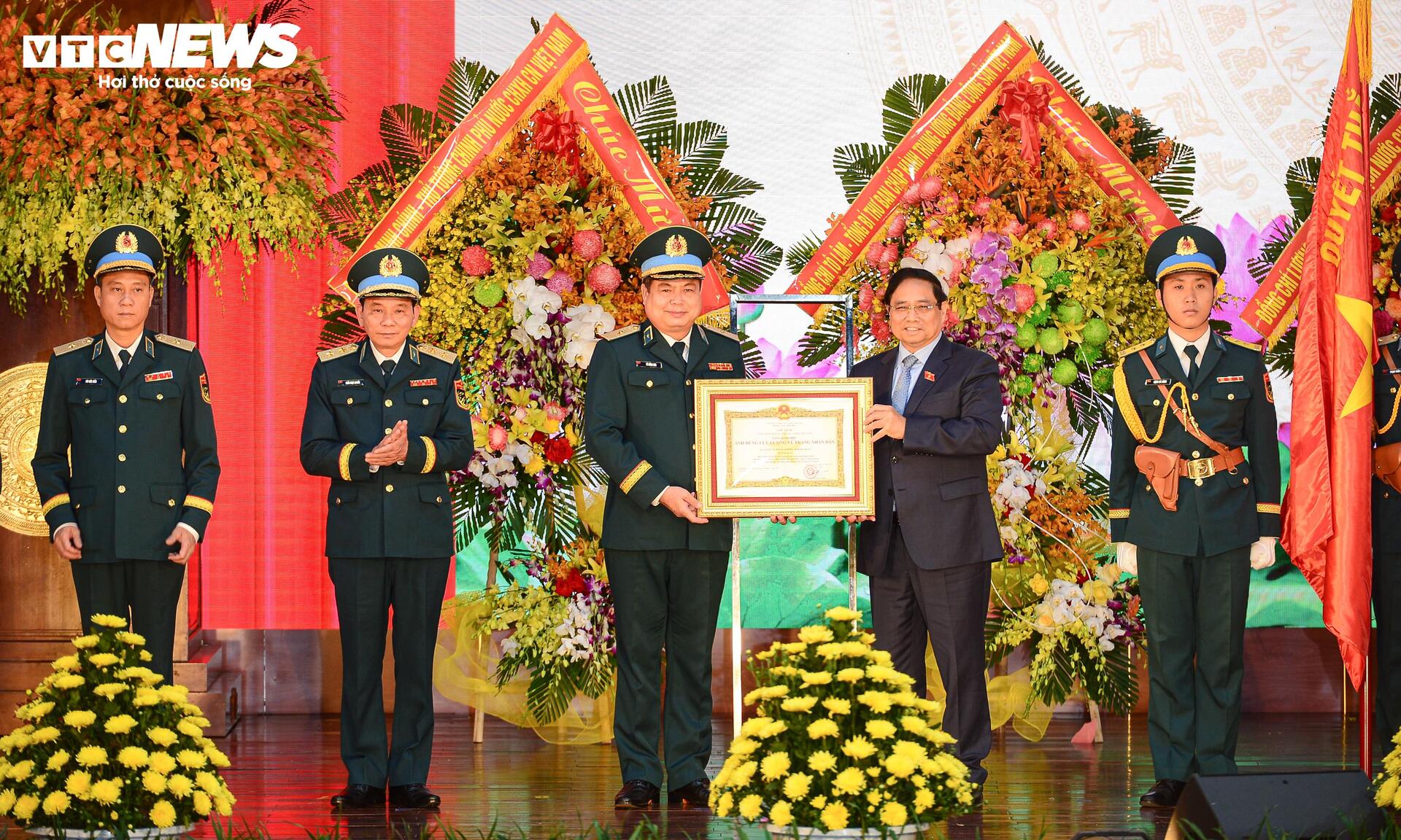 Quân chủng Phòng không - Không quân nhận danh hiệu Anh hùng Lực lượng vũ trang Nhân dân- Ảnh 9. Quân chủng Phòng không - Không quân nhận danh hiệu Anh hùng Lực lượng vũ trang Nhân dân- Ảnh 9.