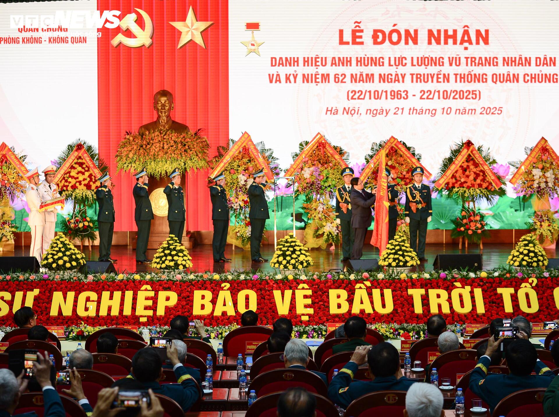 Quân chủng Phòng không - Không quân nhận danh hiệu Anh hùng Lực lượng vũ trang Nhân dân- Ảnh 8. Quân chủng Phòng không - Không quân nhận danh hiệu Anh hùng Lực lượng vũ trang Nhân dân- Ảnh 8.