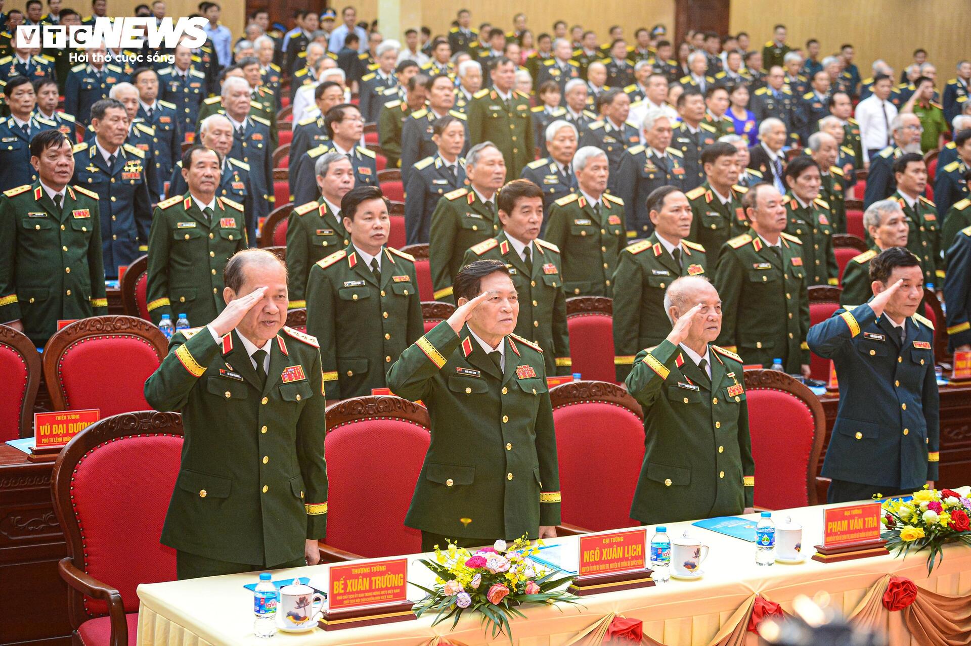 Quân chủng Phòng không - Không quân nhận danh hiệu Anh hùng Lực lượng vũ trang Nhân dân- Ảnh 5. Quân chủng Phòng không - Không quân nhận danh hiệu Anh hùng Lực lượng vũ trang Nhân dân- Ảnh 5.