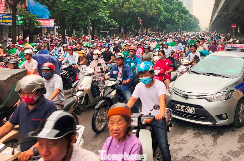 Đề xuất người dân Hà Nội đi làm, đi học lệch khung giờ để giảm ùn tắc- Ảnh 2.