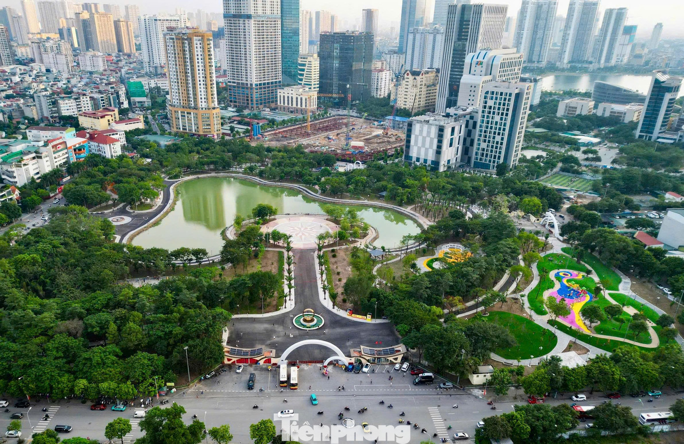 Người dân háo hức trải nghiệm không gian xanh mới tại Hà Nội- Ảnh 1.