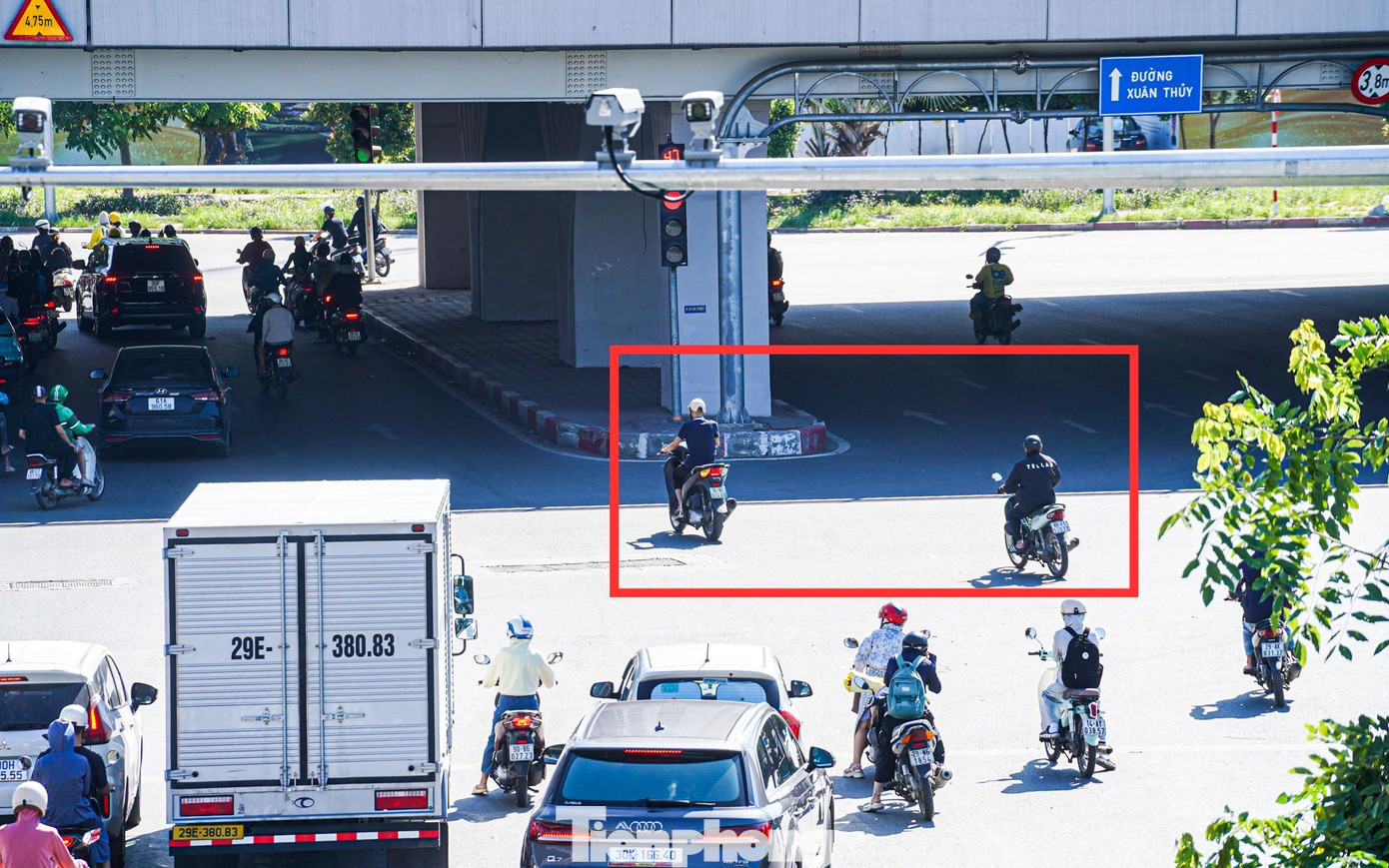‘Mắt thần' AI giăng khắp đường phố Hà Nội, người đi xe máy vẫn vô tư vượt đèn đỏ- Ảnh 4.
