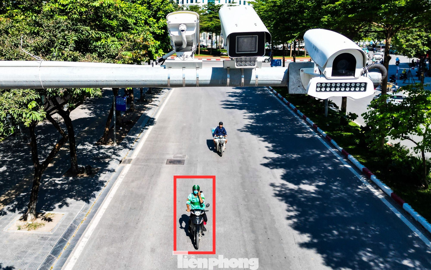 ‘Mắt thần' AI giăng khắp đường phố Hà Nội, người đi xe máy vẫn vô tư vượt đèn đỏ- Ảnh 10.