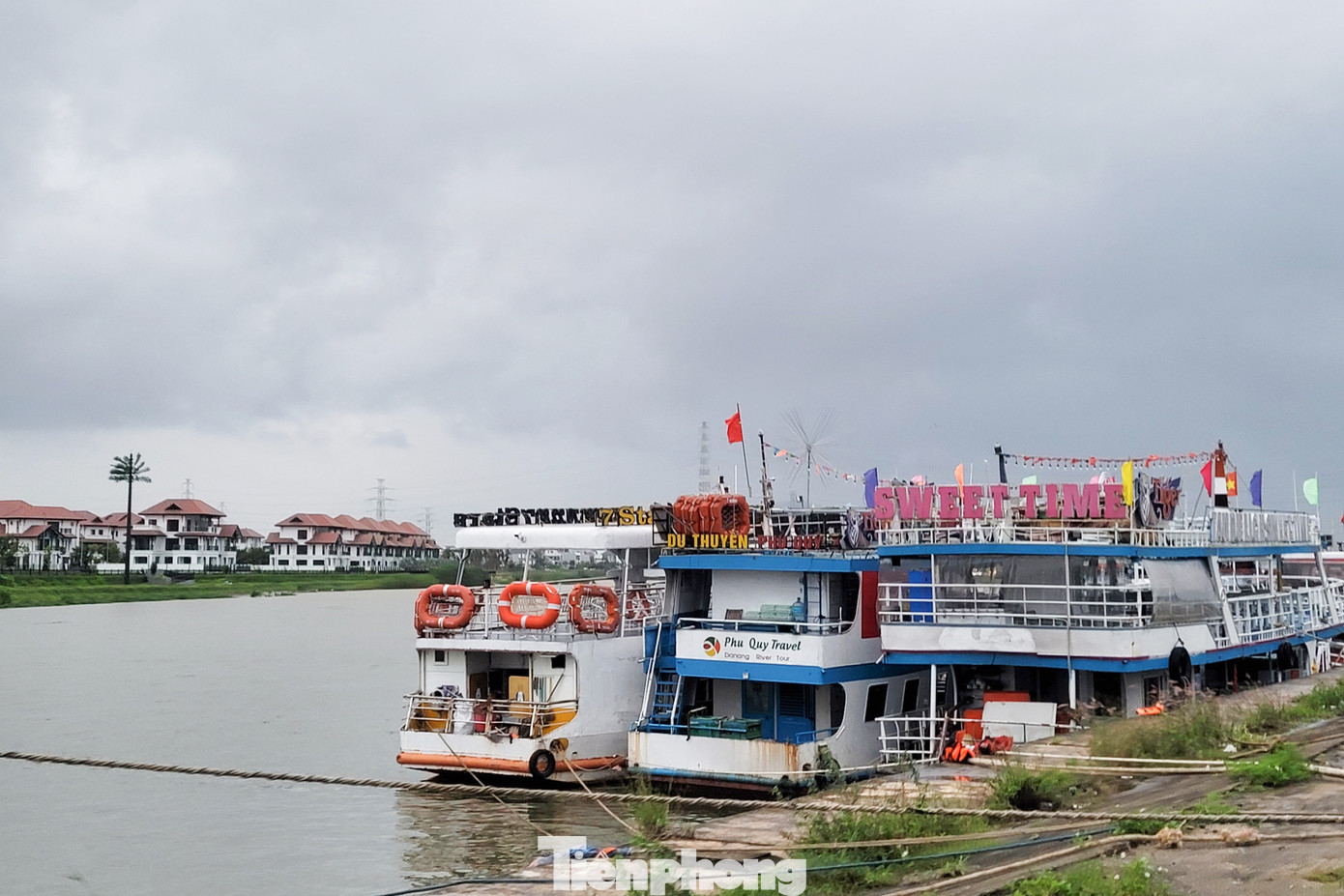 Nước sông Hàn dâng cao, du thuyền tiền tỷ kéo nhau đi 'núp' bão sớm- Ảnh 1. Nước sông Hàn dâng cao, du thuyền tiền tỷ kéo nhau đi 'núp' bão sớm- Ảnh 1.