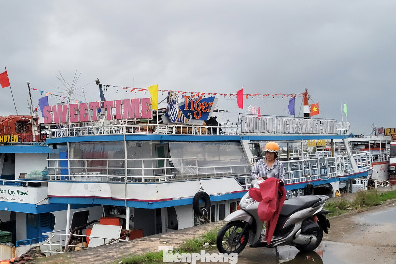 Nước sông Hàn dâng cao, du thuyền tiền tỷ kéo nhau đi 'núp' bão sớm- Ảnh 4. Nước sông Hàn dâng cao, du thuyền tiền tỷ kéo nhau đi 'núp' bão sớm- Ảnh 4.