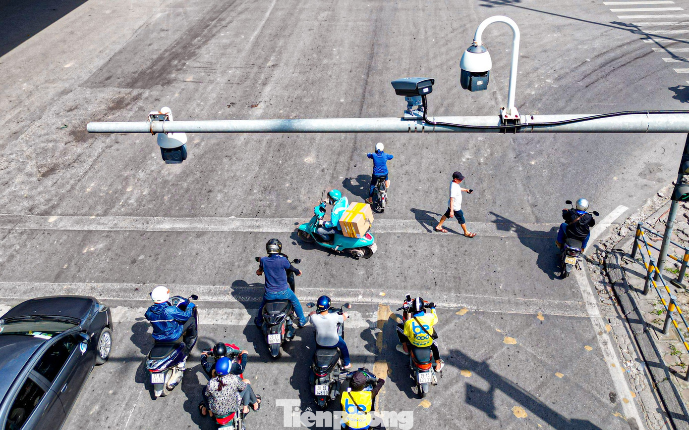 ‘Mắt thần' AI giăng khắp đường phố Hà Nội, người đi xe máy vẫn vô tư vượt đèn đỏ- Ảnh 6.