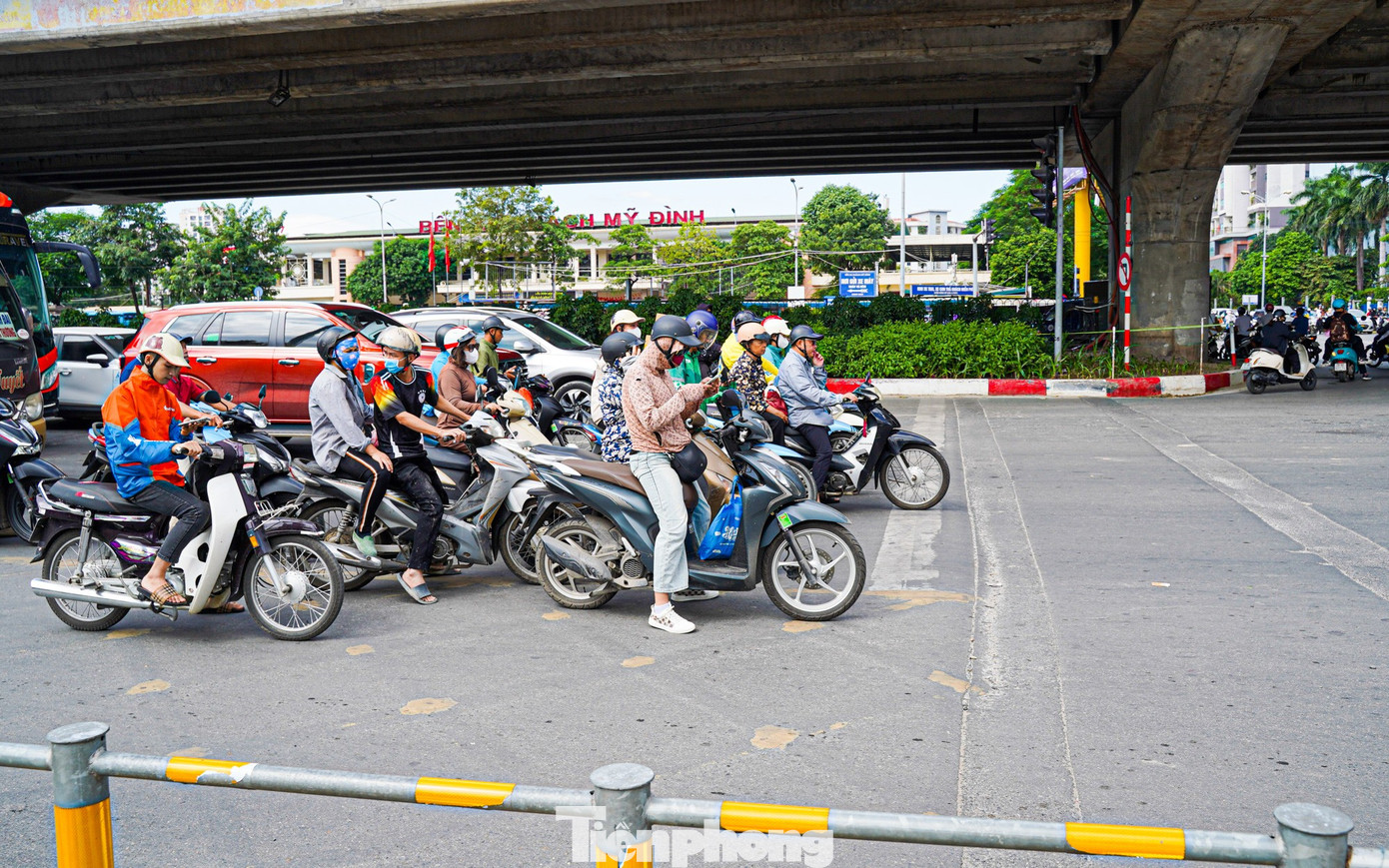 ‘Mắt thần' AI giăng khắp đường phố Hà Nội, người đi xe máy vẫn vô tư vượt đèn đỏ- Ảnh 16.
