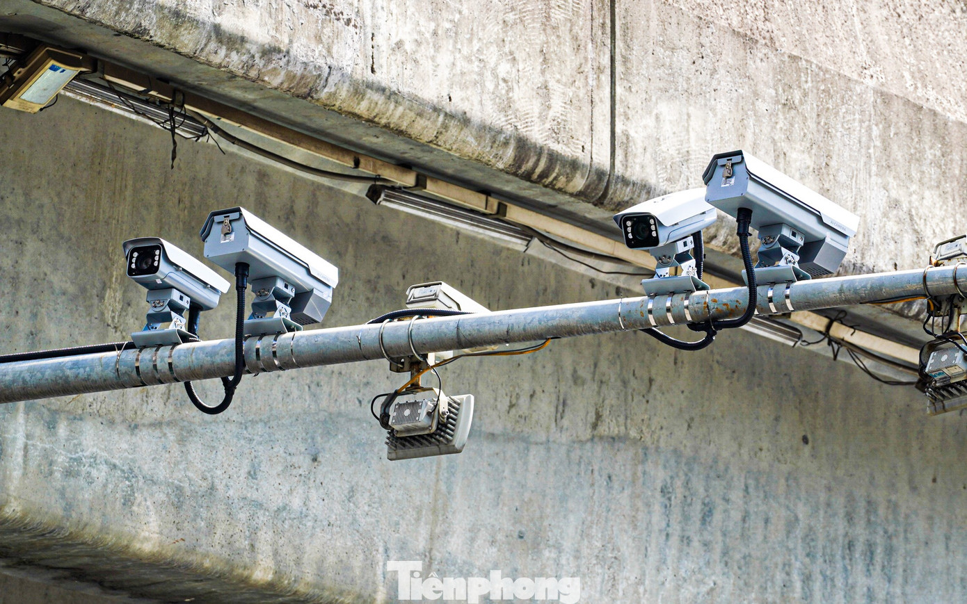 ‘Mắt thần' AI giăng khắp đường phố Hà Nội, người đi xe máy vẫn vô tư vượt đèn đỏ- Ảnh 3.