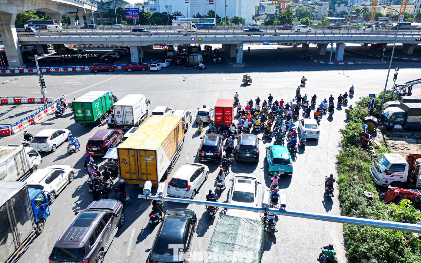 ‘Mắt thần' AI giăng khắp đường phố Hà Nội, người đi xe máy vẫn vô tư vượt đèn đỏ- Ảnh 2.