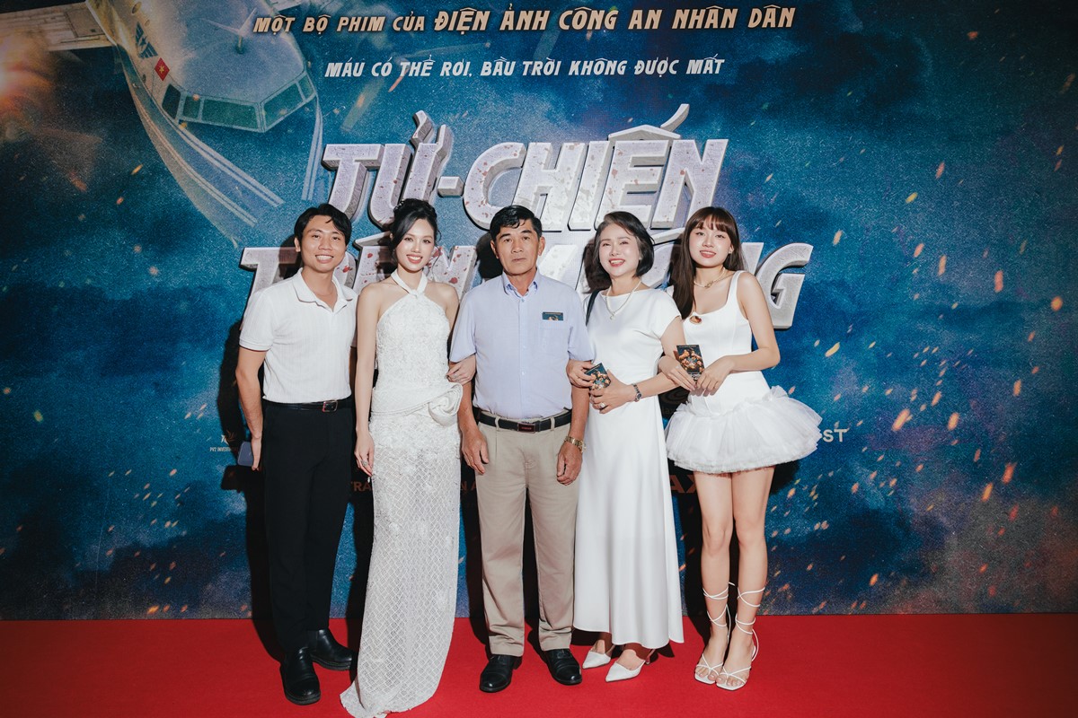 Diễn viên Trâm Anh hé lộ về người cha là chiến sĩ công an và điều chưa từng thấy lại xuất hiện ở thảm đỏ- Ảnh 8. Diễn viên Trâm Anh hé lộ về người cha là chiến sĩ công an và điều chưa từng thấy lại xuất hiện ở thảm đỏ- Ảnh 8.