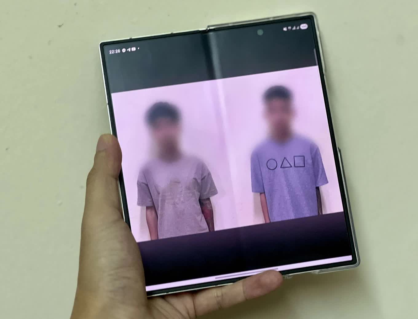 Vụ nam sinh bị bắt liếm biển số xe ở Hà Nội: Cần làm rõ vai trò của đồng phạm- Ảnh 2. Vụ nam sinh bị bắt liếm biển số xe ở Hà Nội: Cần làm rõ vai trò của đồng phạm- Ảnh 2.