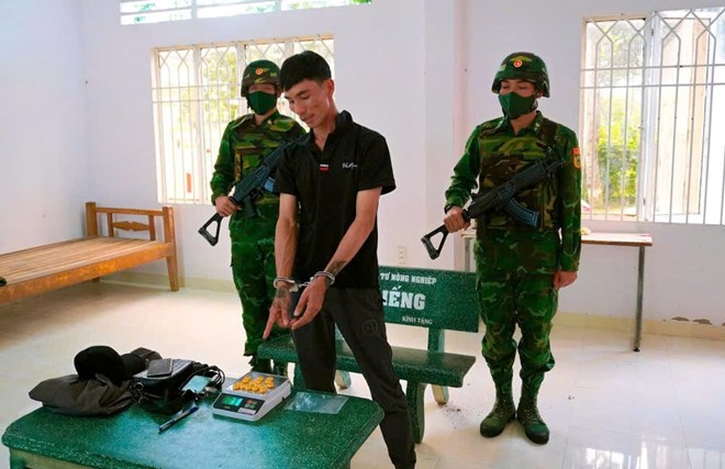 Bắt giữ đối tượng mang 16 chiếc nhẫn vàng nhập cảnh vào Việt Nam- Ảnh 1. Bắt giữ đối tượng mang 16 chiếc nhẫn vàng nhập cảnh vào Việt Nam- Ảnh 1.