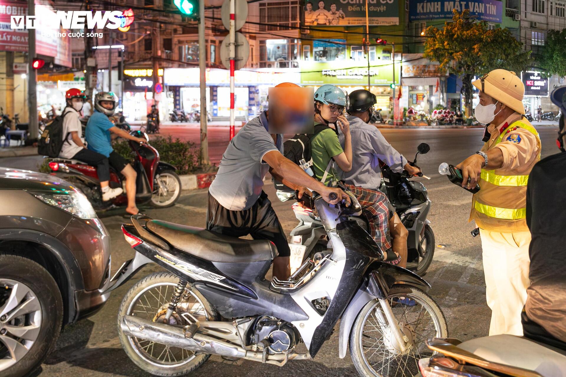 Tài xế vi phạm nồng độ cồn giả vờ mất trí, liên tục than 'tôi không nhớ gì cả'- Ảnh 6. Tài xế vi phạm nồng độ cồn giả vờ mất trí, liên tục than 'tôi không nhớ gì cả'- Ảnh 6.