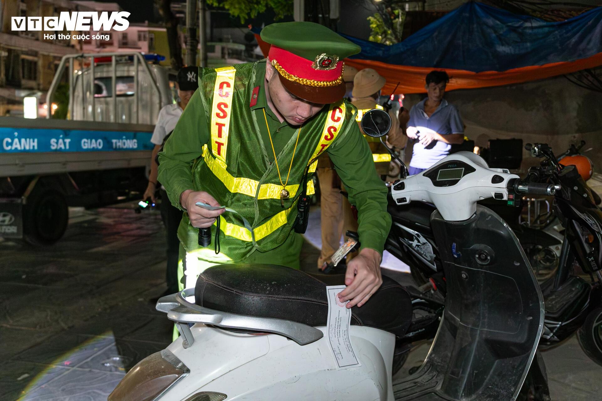 Tài xế vi phạm nồng độ cồn giả vờ mất trí, liên tục than 'tôi không nhớ gì cả'- Ảnh 15. Tài xế vi phạm nồng độ cồn giả vờ mất trí, liên tục than 'tôi không nhớ gì cả'- Ảnh 15.