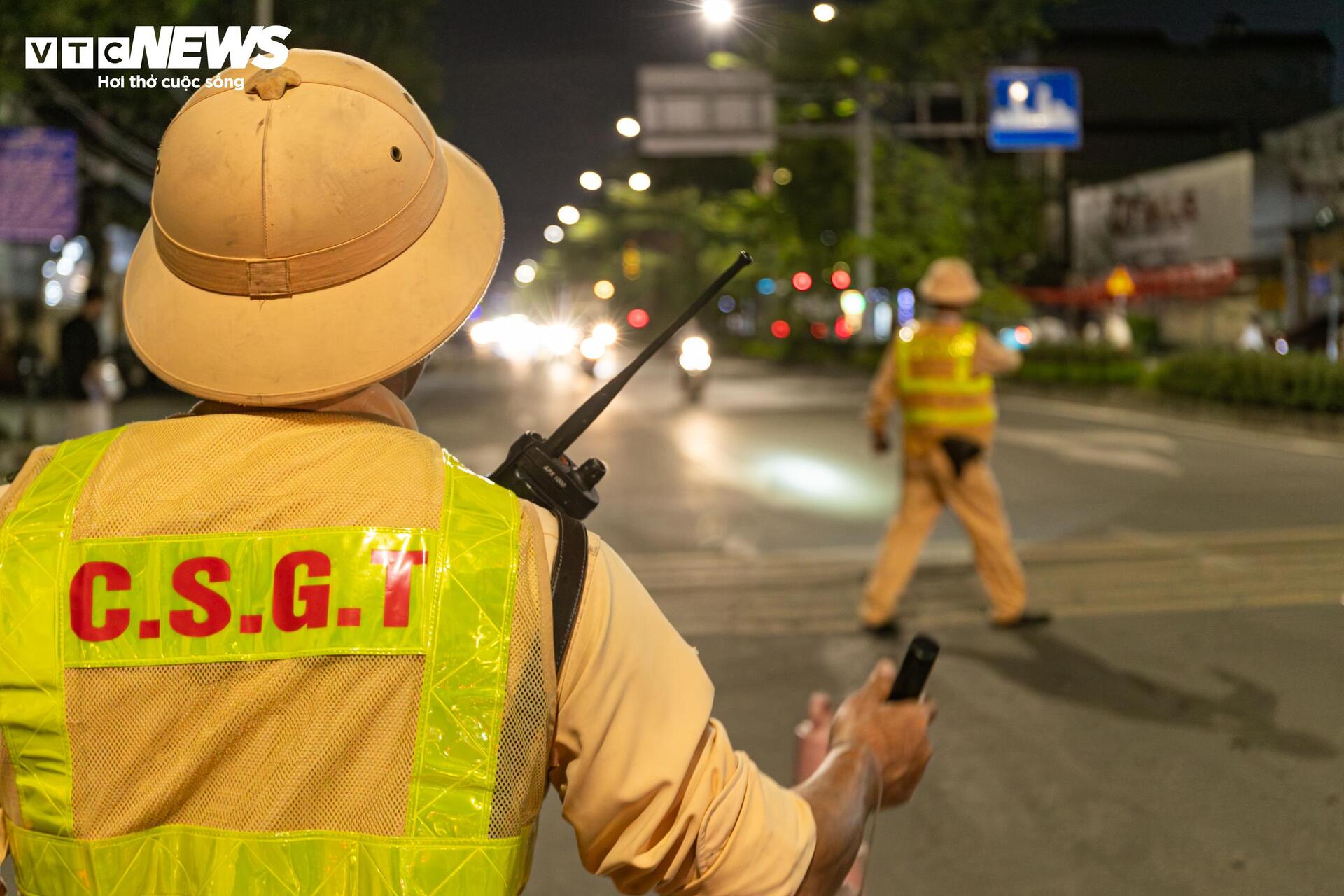 Tài xế vi phạm nồng độ cồn giả vờ mất trí, liên tục than 'tôi không nhớ gì cả'- Ảnh 16. Tài xế vi phạm nồng độ cồn giả vờ mất trí, liên tục than 'tôi không nhớ gì cả'- Ảnh 16.