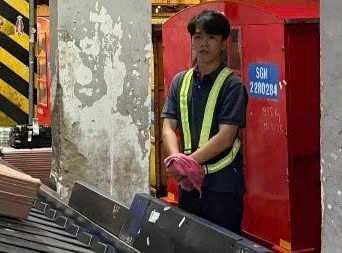 Bắt 1 nhân viên hàng không trộm tài sản trong hành lý ký gửi- Ảnh 1.