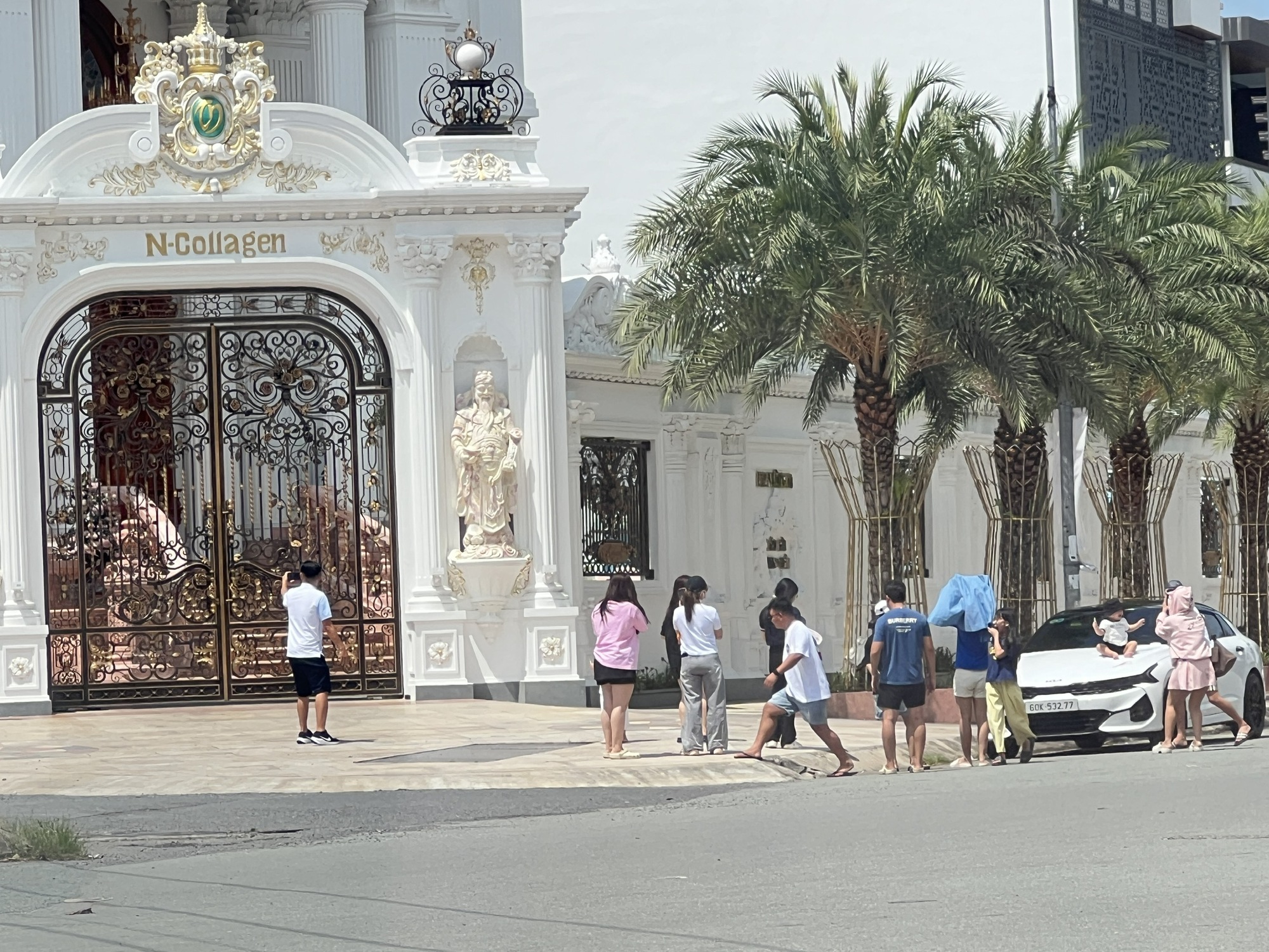 Vụ nhiều người tụ tập trước dinh thự của Ngân Collagen: Thông tin từ công an- Ảnh 2. Vụ nhiều người tụ tập trước dinh thự của Ngân Collagen: Thông tin từ công an- Ảnh 2.