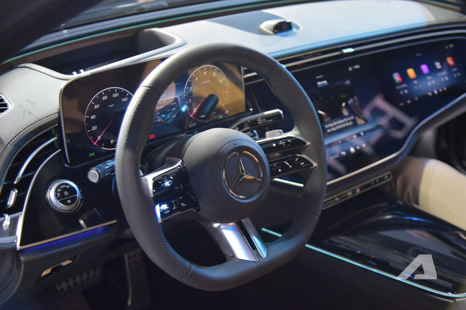 Mercedes-Benz E-Class th&ecirc;m m&agrave;n h&igrave;nh ghế phụ: Chuy&ecirc;n gia n&oacute;i dễ mất tập trung, chủ xe khen v&igrave; phục vụ gia đ&igrave;nh- Ảnh 13.