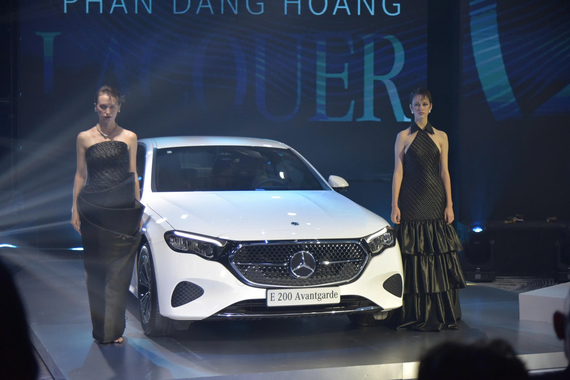 Mercedes-Benz E-Class th&ecirc;m m&agrave;n h&igrave;nh ghế phụ: Chuy&ecirc;n gia n&oacute;i dễ mất tập trung, chủ xe khen v&igrave; phục vụ gia đ&igrave;nh- Ảnh 28.