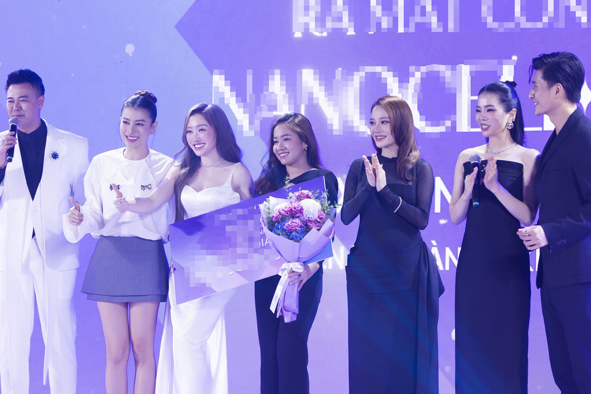 Nhã Phương bầu 5 tháng vẫn quyến rũ với đầm bó sát- Ảnh 2. Nhã Phương bầu 5 tháng vẫn quyến rũ với đầm bó sát- Ảnh 2.