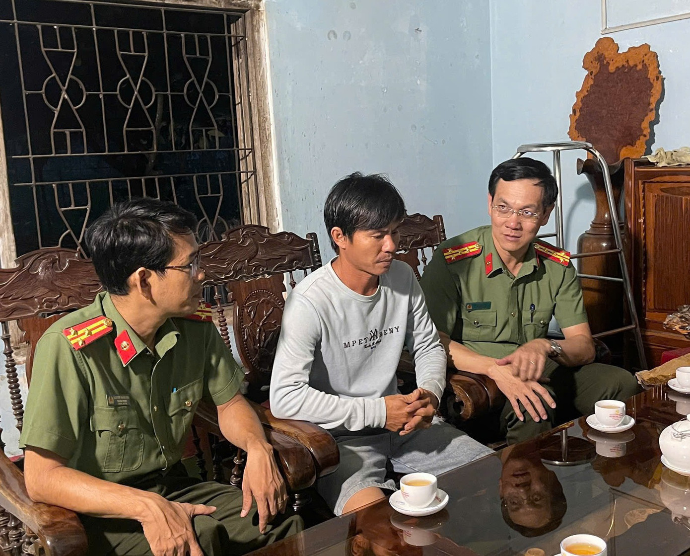 Bắt đối tượng dùng mã tấu chém vào đầu thành viên tổ an ninh xã- Ảnh 2.