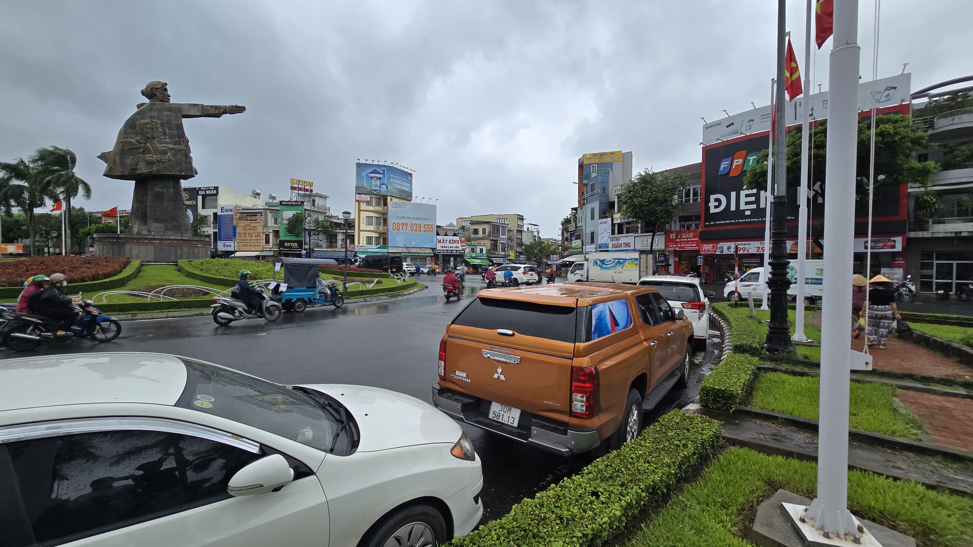 Lo mưa đặc biệt lớn, nhiều tài xế Đà Nẵng "mách nhau" đưa xe ô tô “giành chỗ” tránh ngập- Ảnh 3.