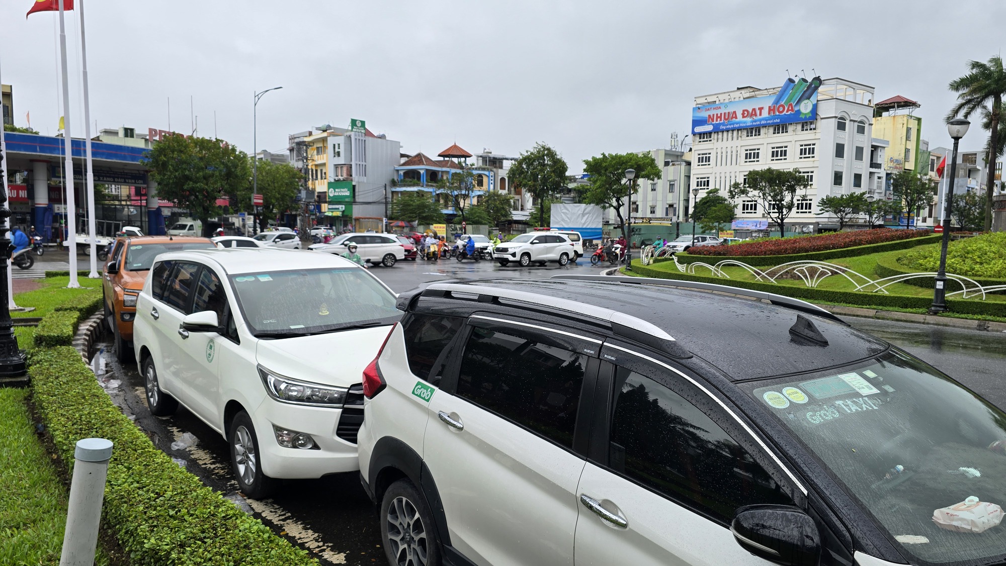 Lo mưa đặc biệt lớn, nhiều tài xế Đà Nẵng "mách nhau" đưa xe ô tô “giành chỗ” tránh ngập- Ảnh 4.