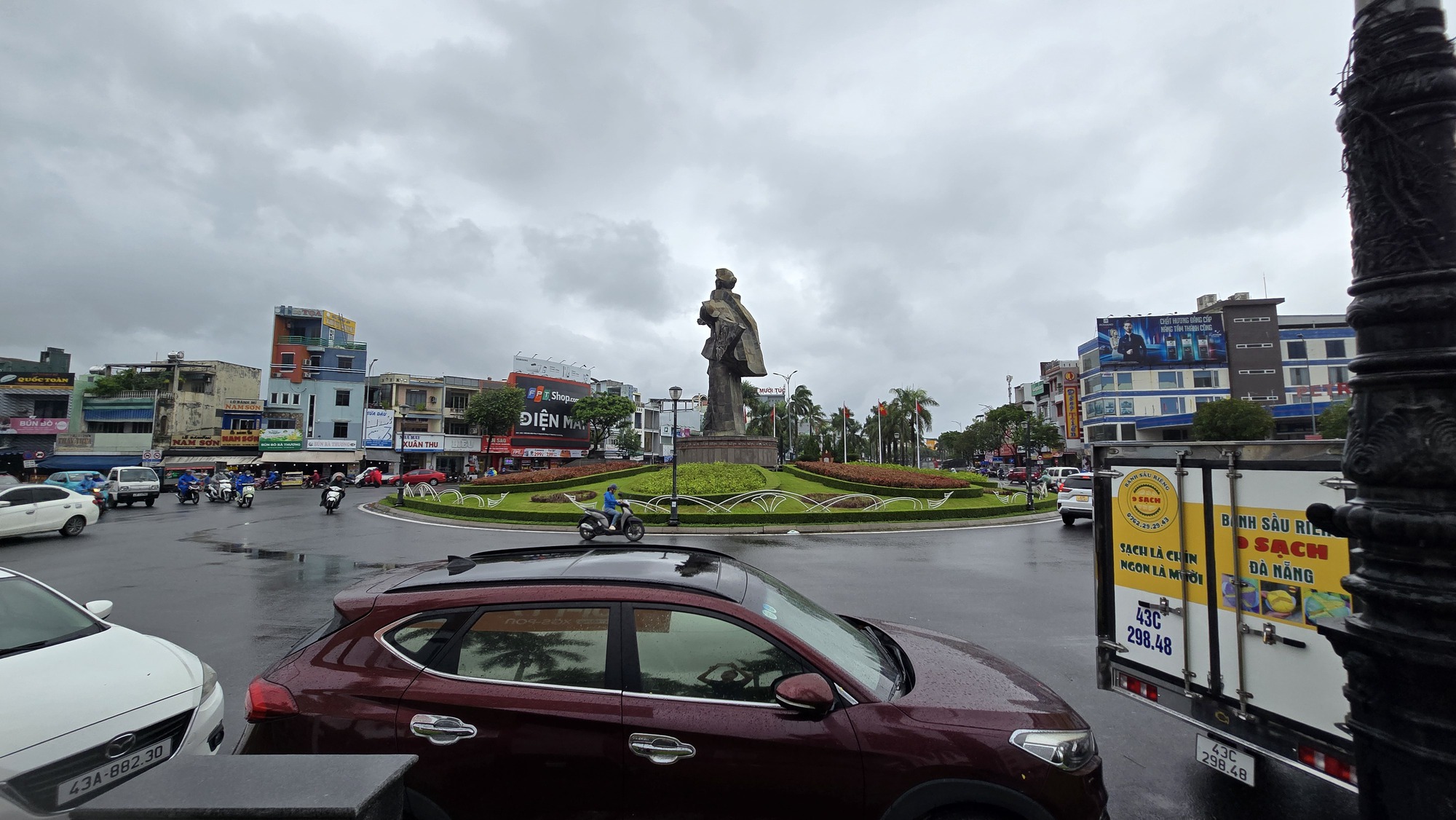 Lo mưa đặc biệt lớn, nhiều tài xế Đà Nẵng "mách nhau" đưa xe ô tô “giành chỗ” tránh ngập- Ảnh 1.