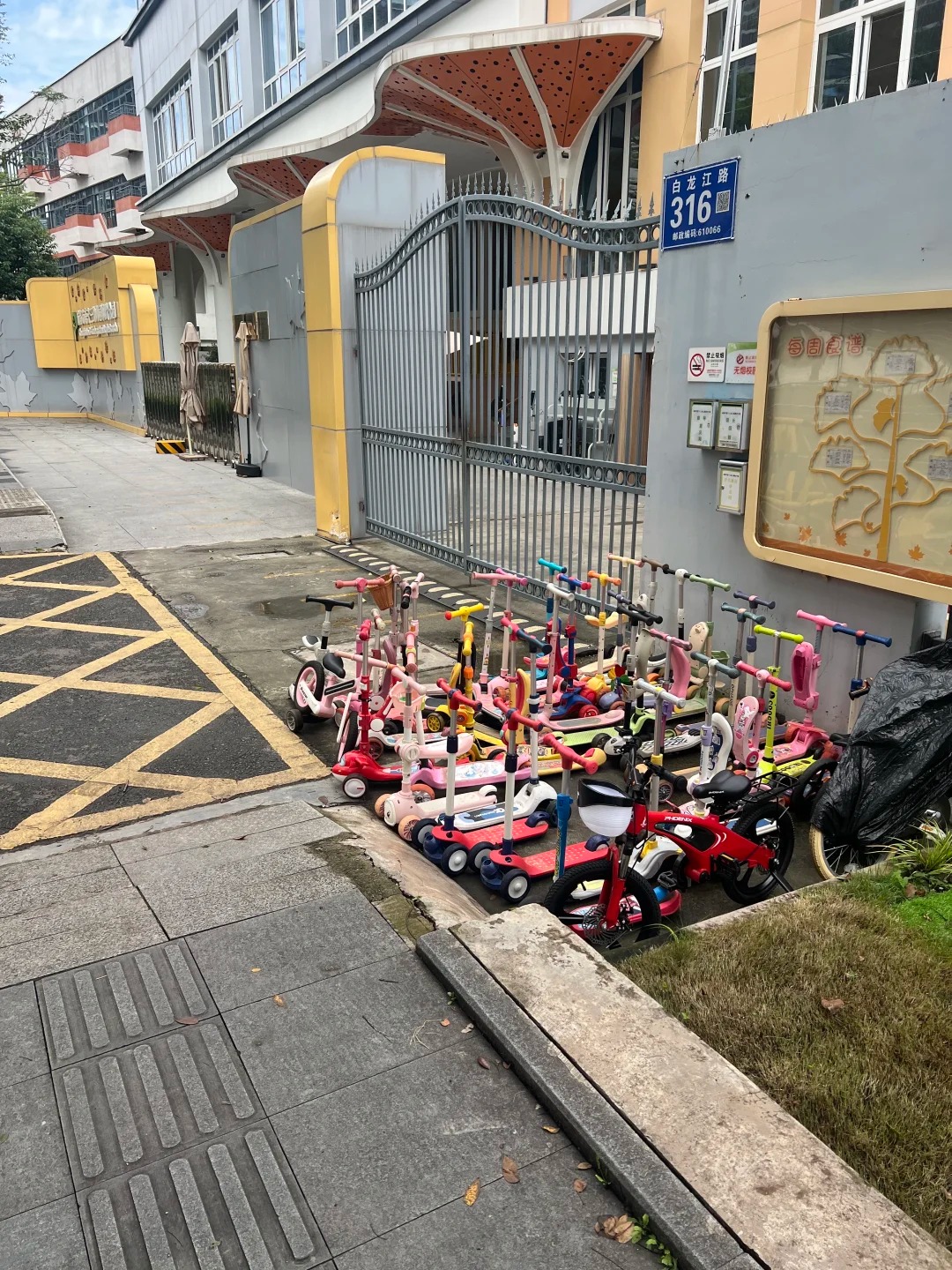 Bí mật phía sau bãi đỗ xe trường mầm non đang khiến MXH phát sốt- Ảnh 2.