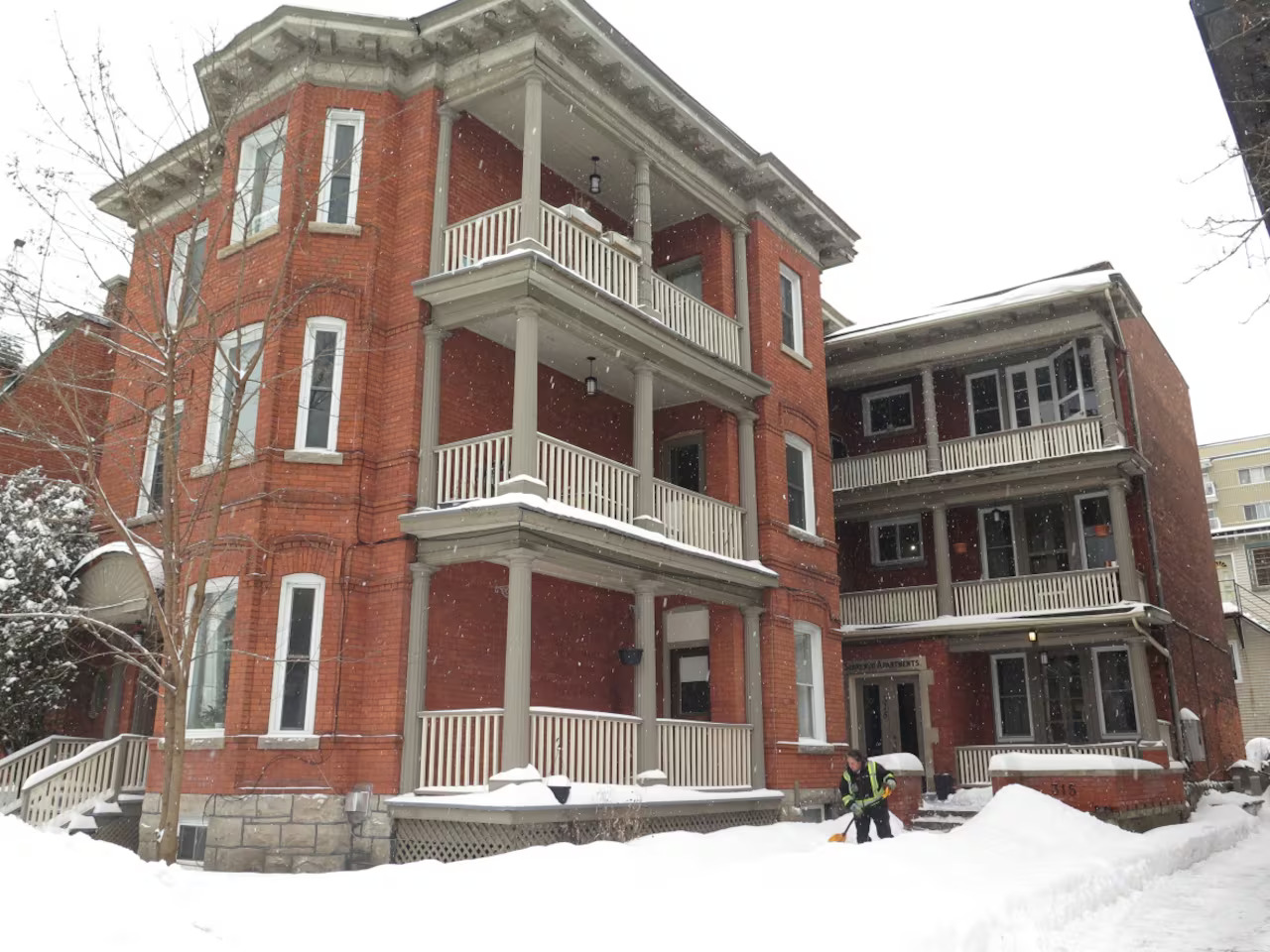 Từ 90.000 đồng trong túi, người đàn ông mua được 100 bất động sản cho thuê nhưng tuổi xế chiều có 500 tỷ lại chẳng thể tiêu- Ảnh 1.