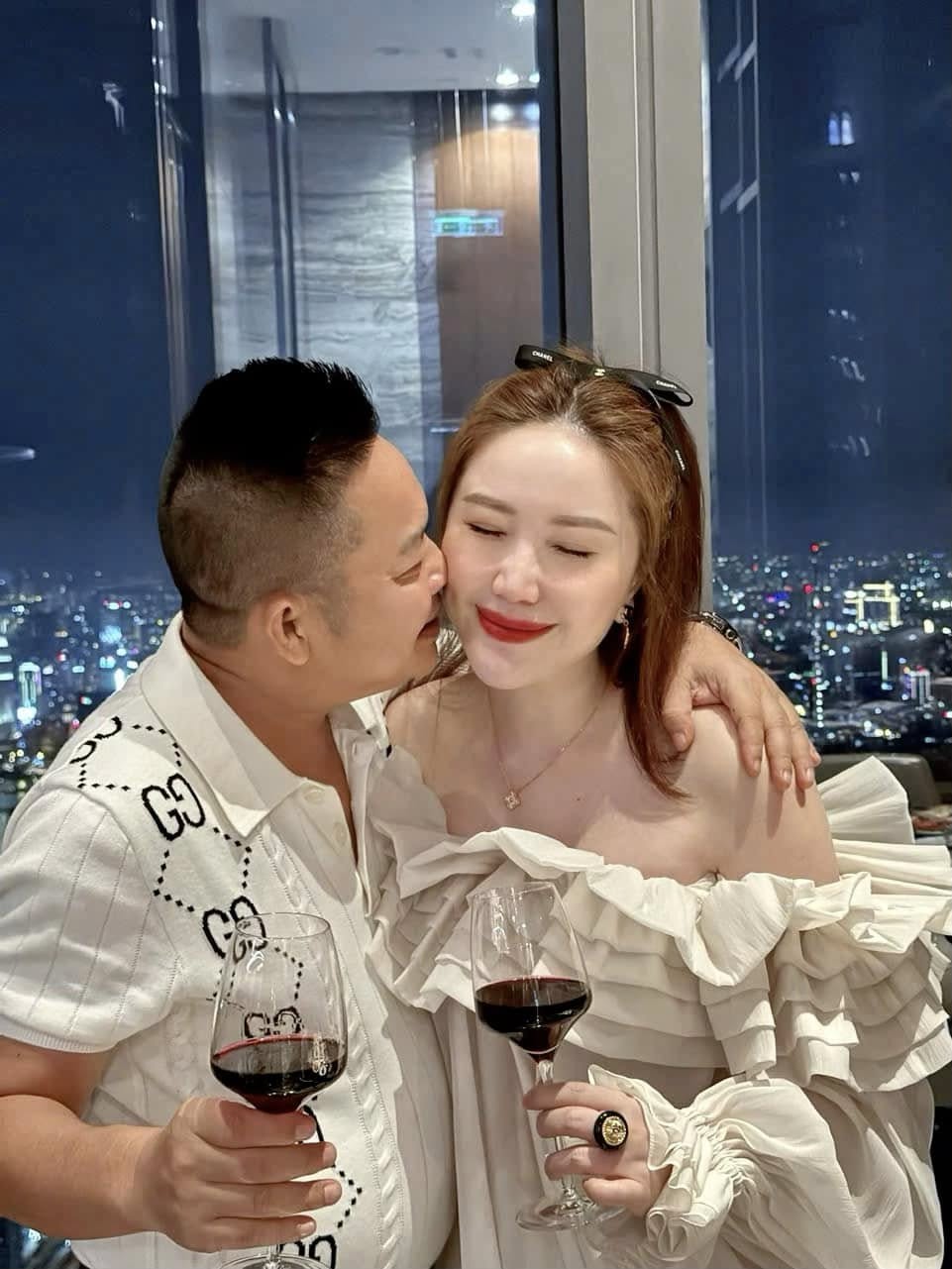 "Công chúa Vpop" lấy doanh nhân quê Hà Tĩnh, sống giàu sang trong biệt thự 2 mặt tiền ở TP.HCM- Ảnh 4. "Công chúa Vpop" lấy doanh nhân quê Hà Tĩnh, sống giàu sang trong biệt thự 2 mặt tiền ở TP.HCM- Ảnh 4.