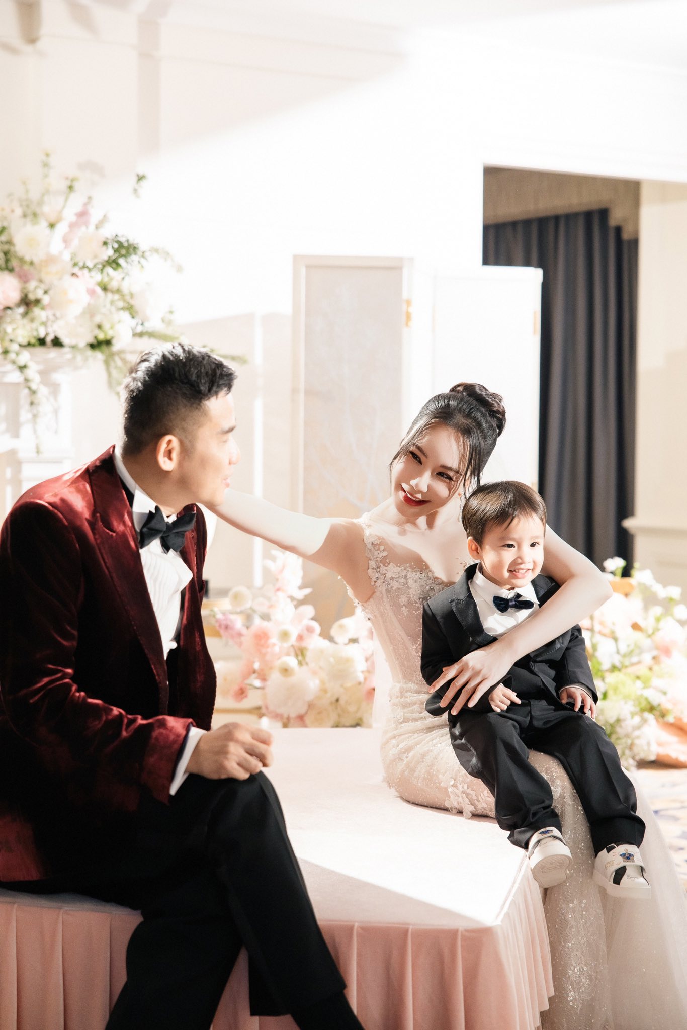 Ngoại hình nữ ca sĩ ở biệt thự 600m2, sở hữu nhà từ Nam ra Bắc, 45 tuổi kết hôn, lần đầu công khai có con- Ảnh 10.